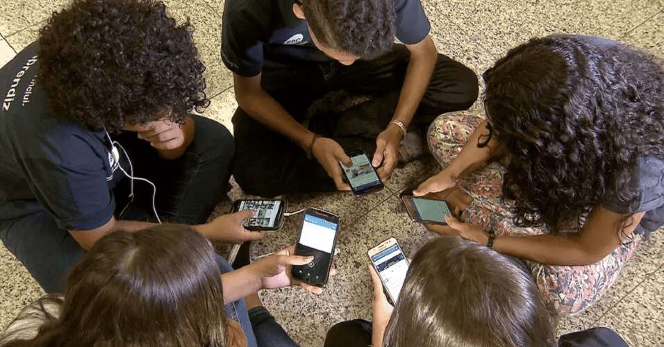 Escolas relatam alívio com proibição do celular nas escolas: 'Recreio voltou a ser barulhento'