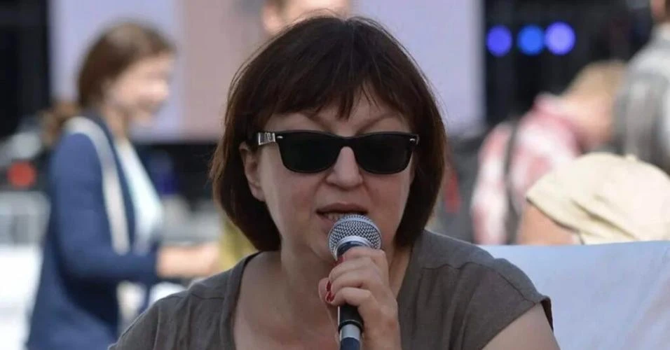 Governo Putin abre processo criminal contra jornalista exilada reconhecida no mundo por luta contra censura
