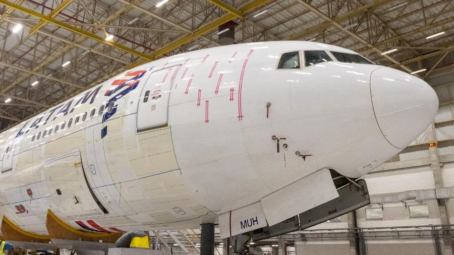 Latam adesiva avião com 'pele de tubarão' para baratear voo. Como funciona? Alexandre Saconi