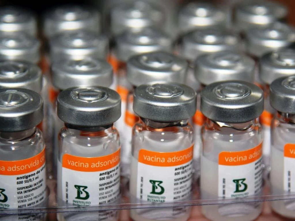 Mais 348 mil doses de vacinas contra covid-19 devem chegar ao Paraná nesta quinta