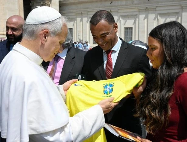 Em Roma, Cafu entrega camisa da Seleção Brasileira ao Papa Leão XIV; veja imagens