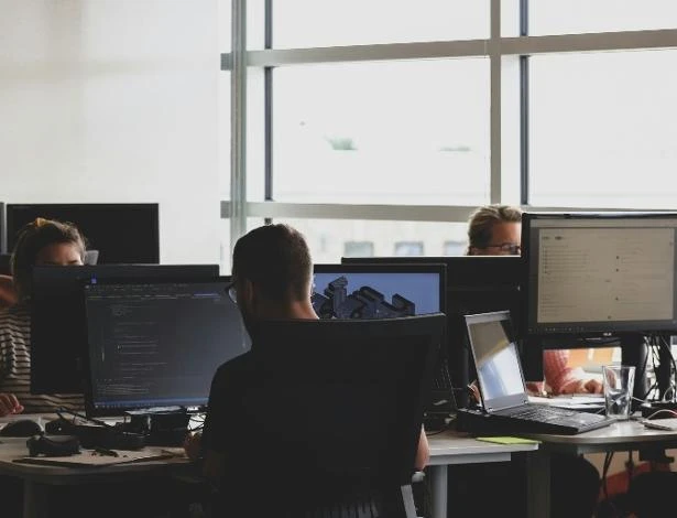 Cerca de 76% dos mais jovens apoiam redução da jornada de trabalho, aponta pesquisa