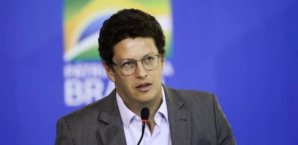 PSOL quer obrigar Salles a explicar suspensão de ações de combate a incêndios