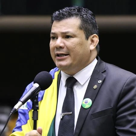 Deputado que diz querer morte de Lula foi condenado por violência de gênero