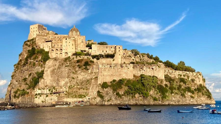 Cidade submersa da Itália 'volta' à tona com escavações e turismo