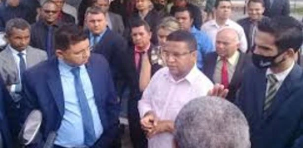 A mando de juíza, pastor é levado para delegacia por realizar culto na rua