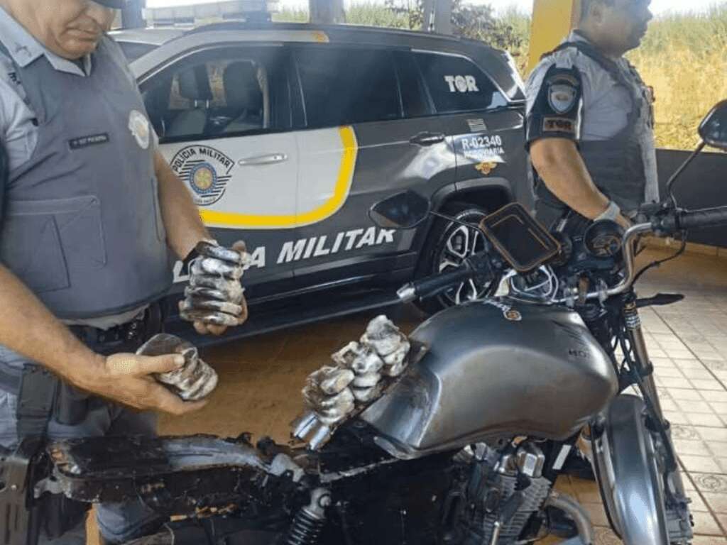 Motocicleta é apreendida transportando 121 tabletes de haxixe