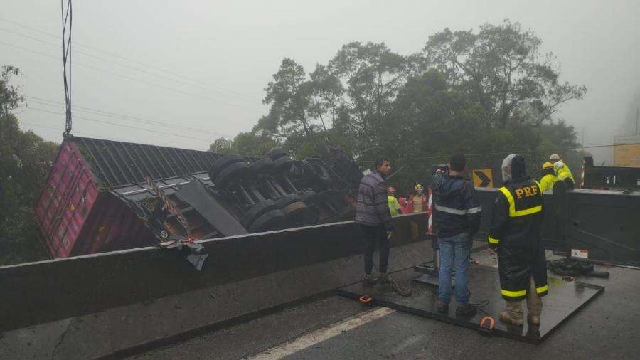 Van que levava atletas de remo é arrastada por carreta no PR; seis morrem