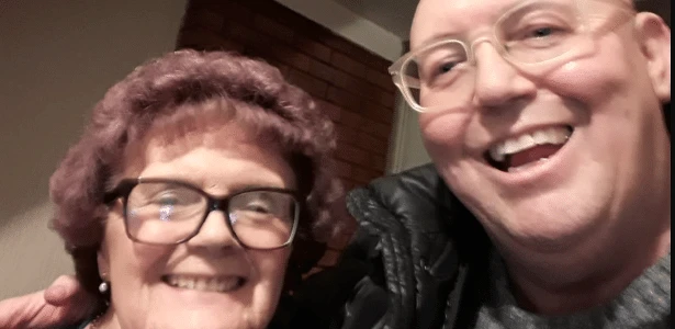 Mãe e filho morrem de covid-19 na manhã do mesmo dia, na Inglaterra