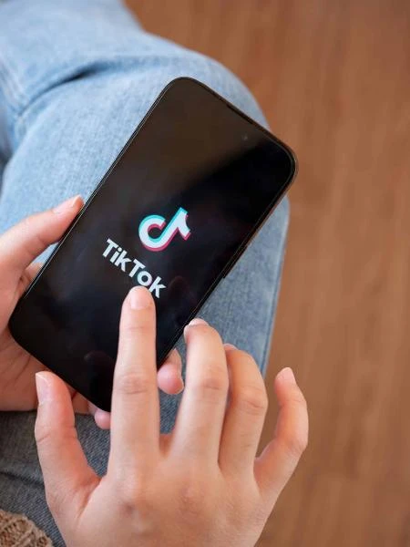Justiça obriga TikTok a exigir alvará para trabalho artístico infantil Carlos Juliano Barros, Beatriz Vitória e da Repórter Brasil