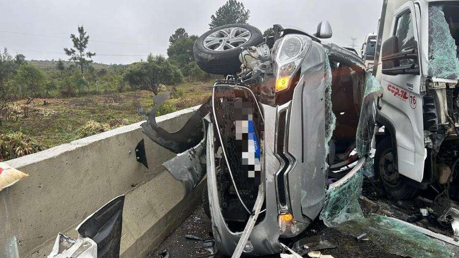 Engavetamento com ao menos 12 veículos deixa um morto e oito feridos no PR