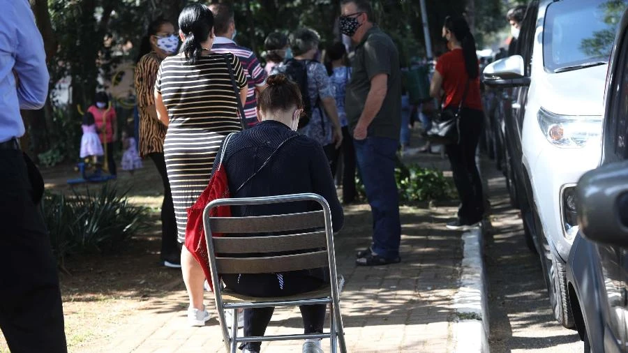 Maioria dos postos fica sem doses e SP suspende vacinação por 'alta adesão'