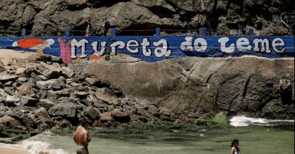 Após polêmica entre moradores e turistas, grafite na Mureta do Leme é removido