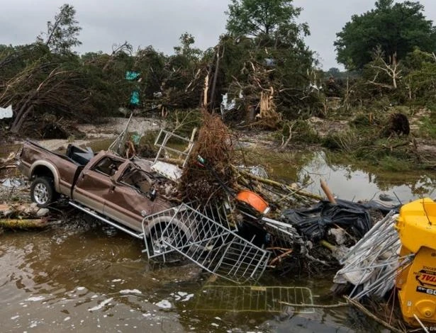 Equipes seguem em busca de 27 meninas desaparecidas após enchentes no Texas; mortos passam de 50