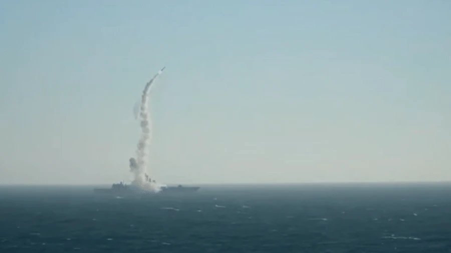 Em fim de semana de conflitos, Rússia dispara míssil hipersônico em teste
