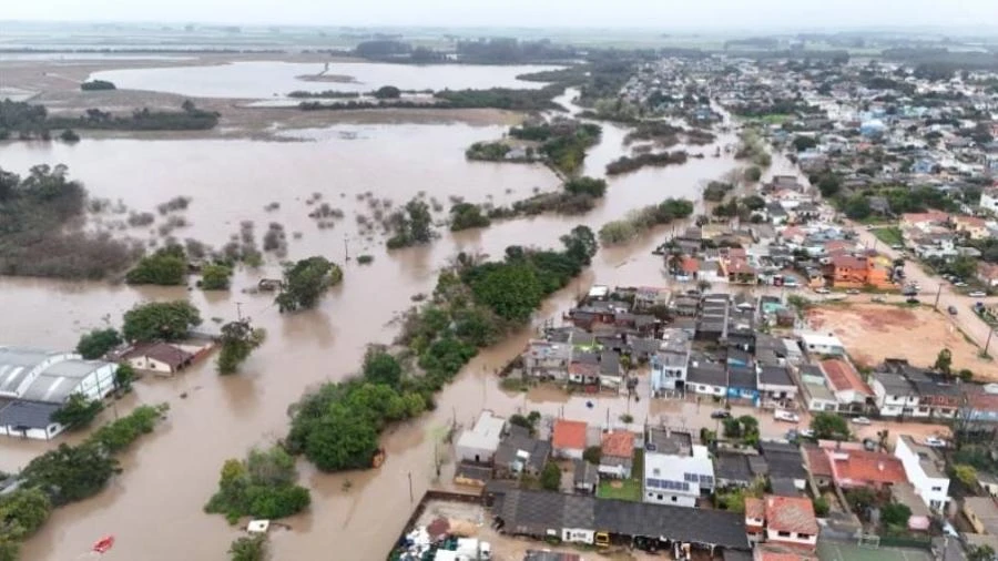 Chuvas provocam cancelamento de voos em Porto Alegre e alagam cidade no RS
