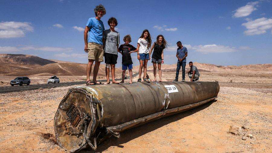 Após ataque, local onde míssil iraniano caiu vira ponto turístico em Israel