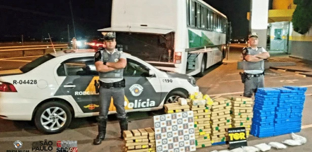 Polícia apreende 347kg de maconha e cocaína em ônibus de turismo 'fantasma'