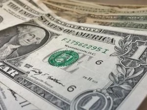 Dólar sobe 1% na abertura, a R$ 5,72, com confusão do governo sobre IOF