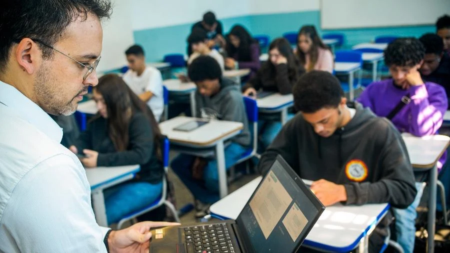 Governo de SP vai usar IA para corrigir lições de casa: 'Desafoga o professor'