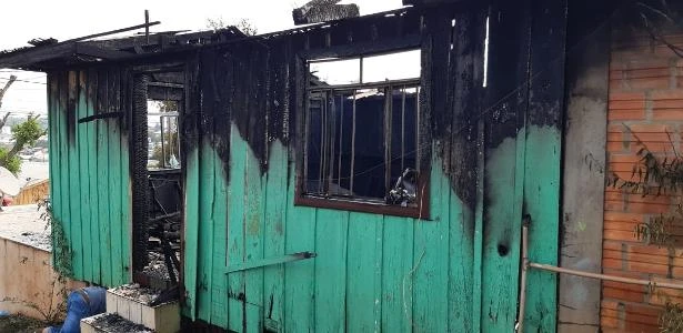 Incêndio consome casa, mas bíblia escapa de chamas; 'Milagre', diz moradora