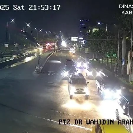 Motorista se confunde com Google Maps e carro cai 12 metros; veja vídeo