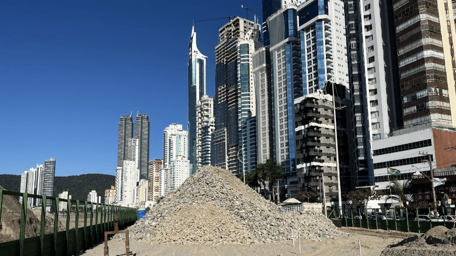 Muro invisível: manobra tenta conter colapso de praia em Balneário Camboriú