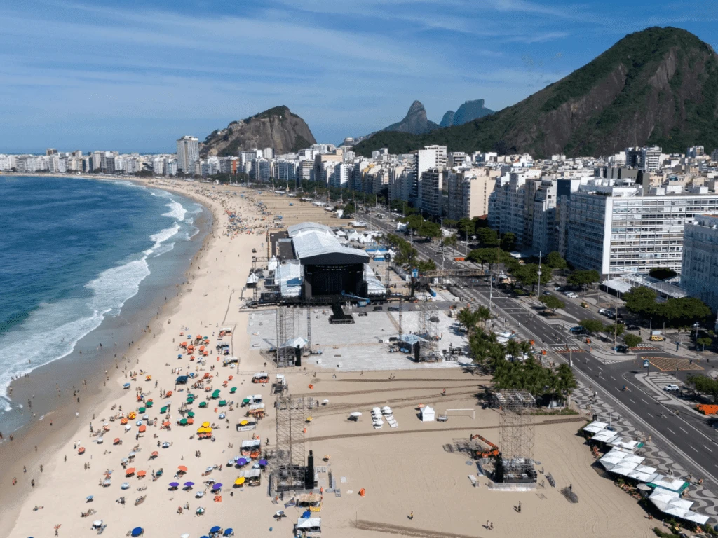 Fãs de Lady Gaga acampam em frente ao hotel da cantora a poucas horas do show em Copacabana