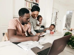Educação financeira infantil: o que ensinar aos filhos em cada fase