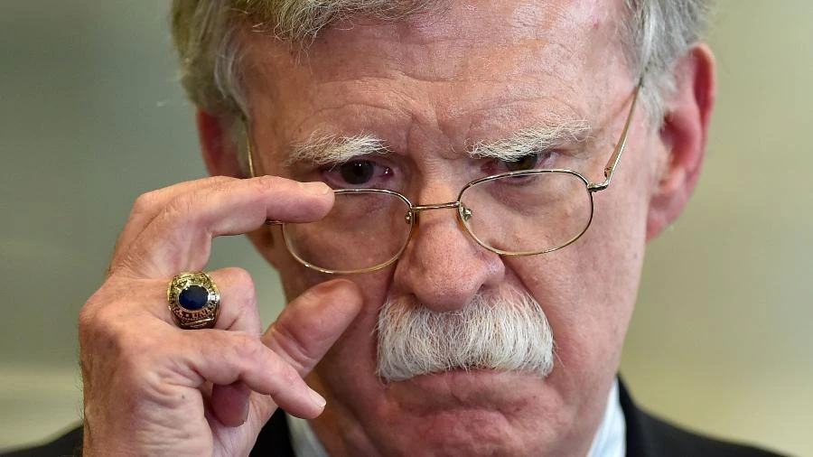 FBI faz buscas na casa do ex-conselheiro de segurança nacional de Trump