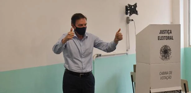 Crivella vota no Rio e se diz confiante em ida ao 2º turno: 