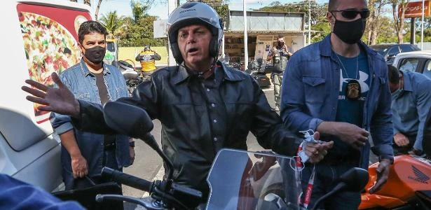 Presidente Bolsonaro passeia de moto e cumprimenta apoiadores em Guarujá (SP)