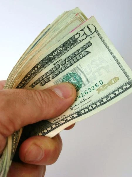 Dólar oscila nesta manhã com mercado atento a novos dados econômicos