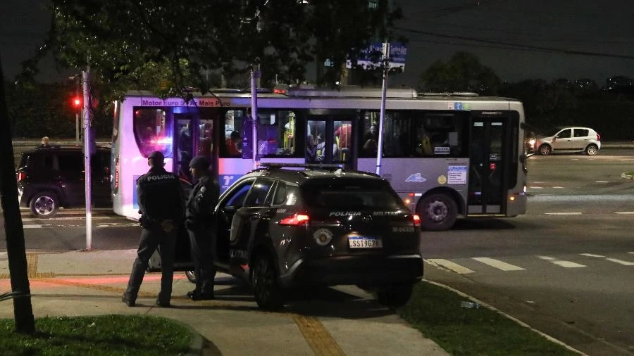 Longe da janela e em pé: ataques a ônibus em SP mudam hábito de passageiros