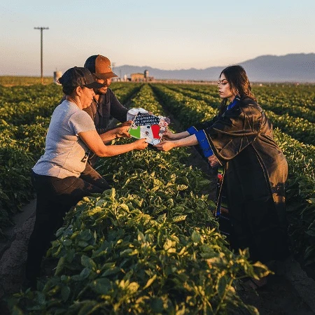 Filha de agricultores se forma e viraliza com ensaio em homenagem aos pais