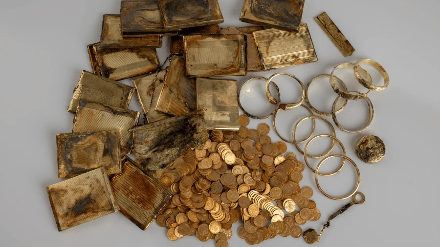 Milhões em ouro: dupla acha caixa misteriosa cheia de moedas por acaso
