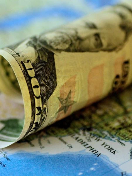 Dólar ronda a estabilidade nos primeiros negócios desta terça-fiera
