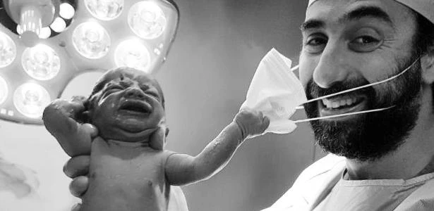 Bebê puxa máscara de médico logo após o parto: 'Tomara que seja um sinal'
