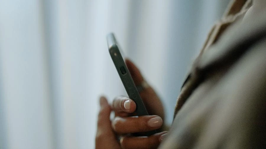 Motorista de app é preso por cobrar R$ 1.500 em troca de celular esquecido