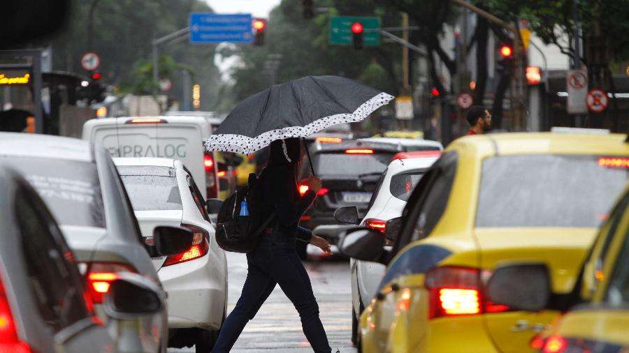 Rio tem chuva, ventos fortes, queda de árvores e entra em alerta de risco