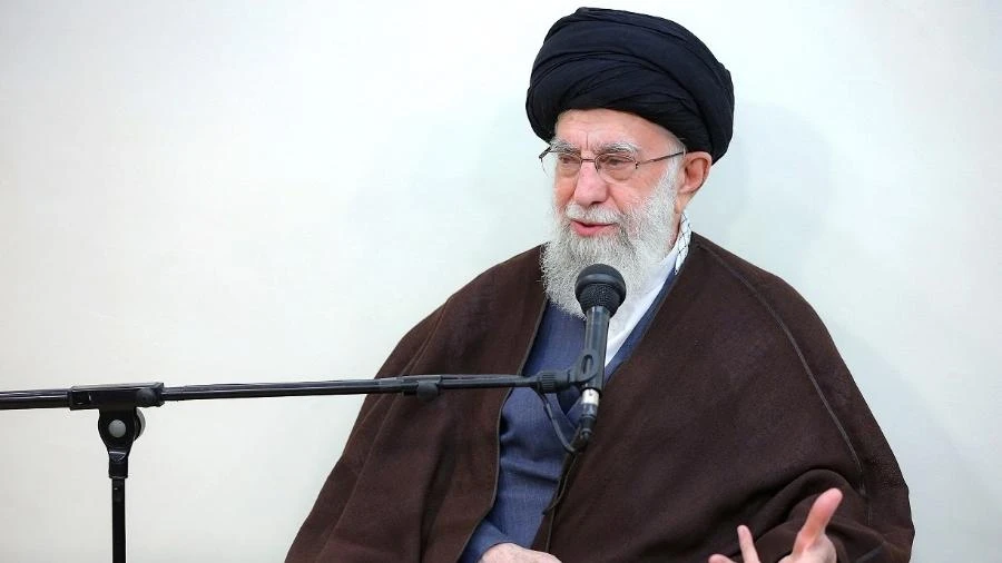 Israel ataca bairro de líder Khamenei. Suspeita: jogo duplo de Trump Wálter Maierovitch