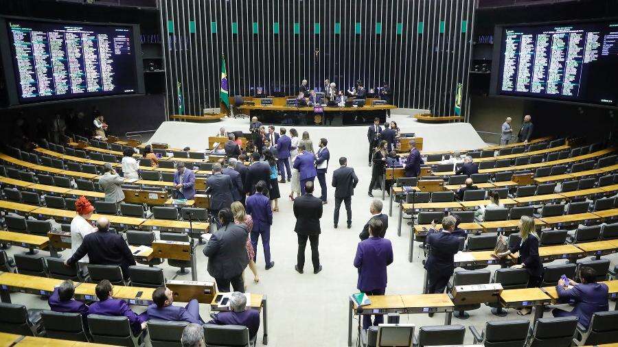 Esquerda dá 119 assinaturas para PEC 6X1 contra 32 da direita; PL só teve 1