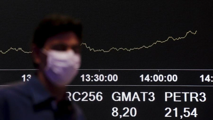 Dólar cai a R$ 5,023, segundo menor valor de 2021; Bolsa sobe 0,67%