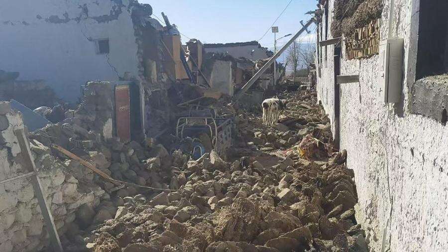 Desespero, prédios desabados e destroços: as imagens de terremoto no Tibete