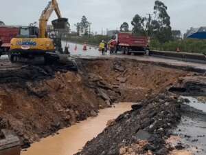 Cratera gigante se abre em rodovia na região metropolitana de Florianópolis