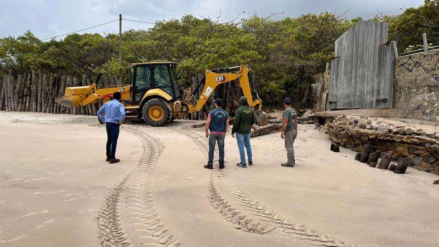 Muro de 576 metros que restringe acesso à praia em Pernambuco é demolido