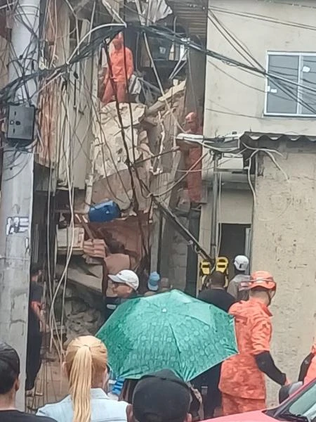 Duas crianças morrem em desabamento de casa após chuvas no Rio de Janeiro