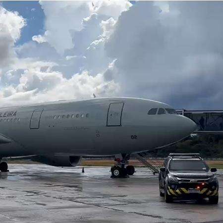 Brasileiros deportados dos EUA cantam hino nacional ao dar entrada no país