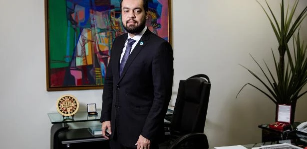 Investigado, Cláudio Castro distribuirá 8 secretarias por apoios na Alerj