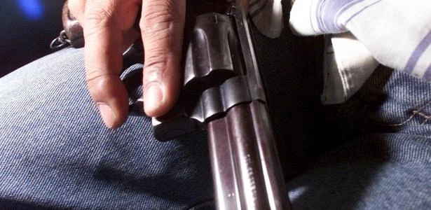 Homem faz disparo acidental e mata irmão gêmeo dentro de carro nos EUA